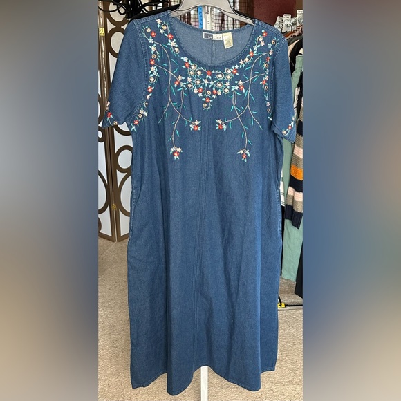 la cera Dresses & Skirts - LA CERA Embroidered Denim Blue Cotton Shift Dress NWT Boho Floral Large